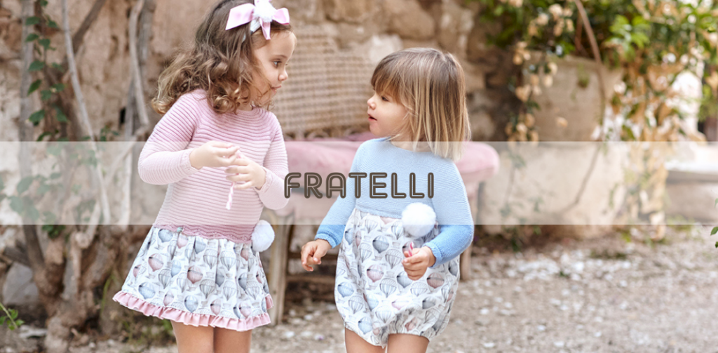 FRATELLI E SORELLE VESTITI IN TINTA