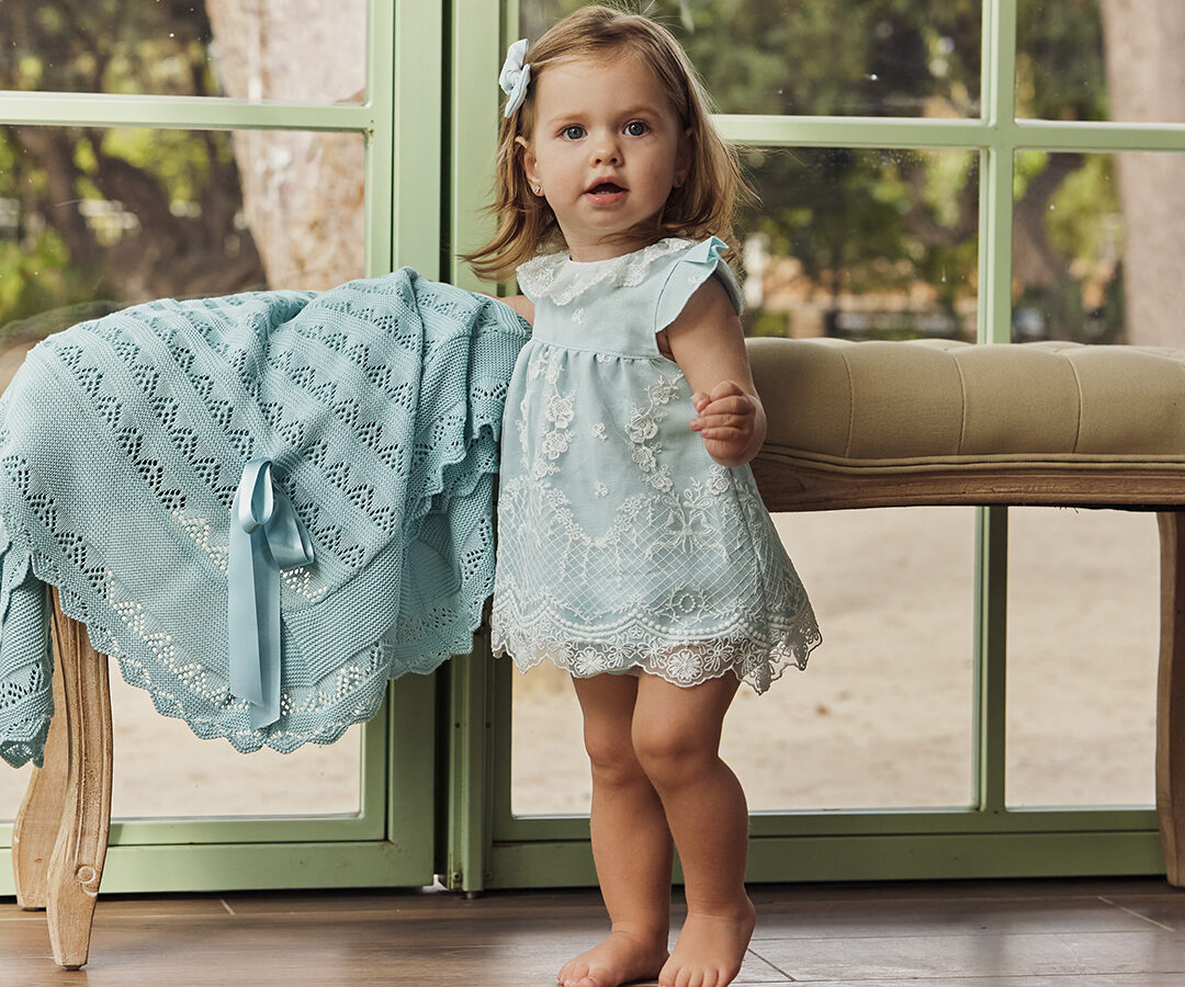 Juliana vistiendo bebes