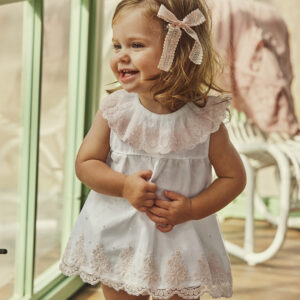 Juliana vistiendo bebes