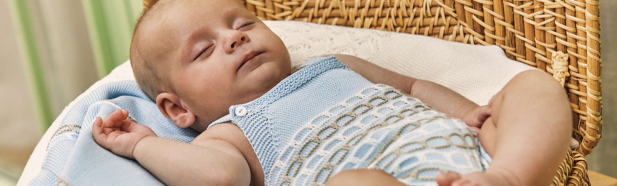 Juliana vistiendo bebes